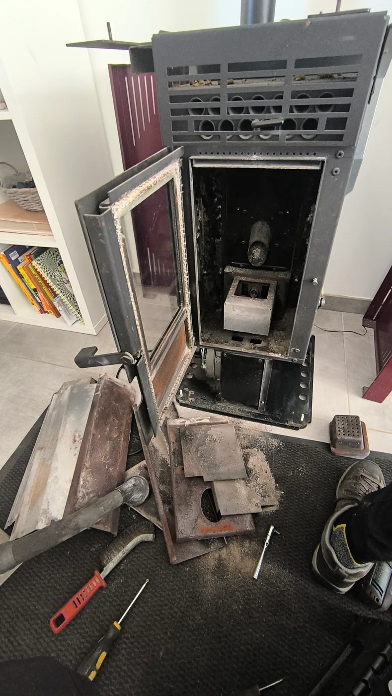 Démontage pour accéder à l’intérieur — Éléments intérieurs déposés et creuset retiré pour accéder aux zones à nettoyer.