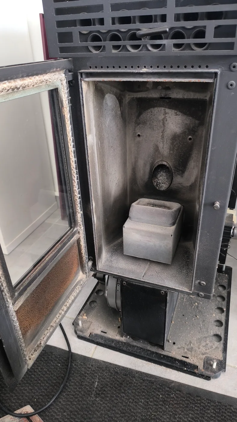 Ouverture du foyer — Vue de la chambre de combustion avant le démontage des éléments intérieurs.